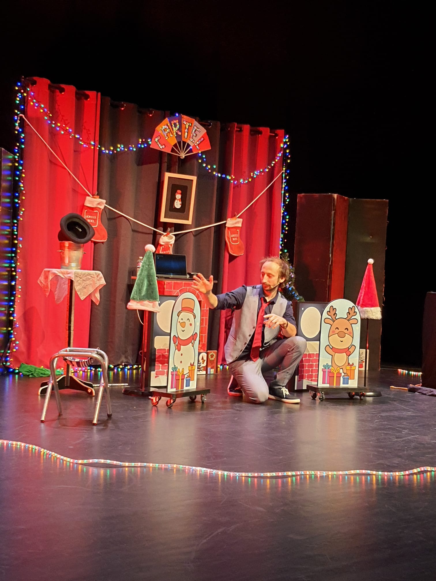 11/12 : Cyril le magicien déjanté a tout donné pour le traditionnel spectacle de Noël familial au théâtre Gérard Philipe !